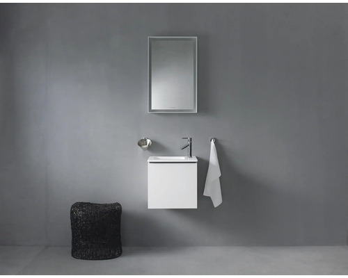 Salle de bain moderne avec meuble sous-lavabo, miroir, porte-savon, porte-serviettes et tabouret