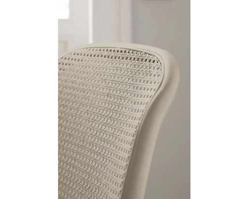 Gros plan du dossier d''une chaise avec motif en rotin