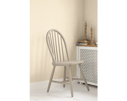 Holzstuhl im Innenraum