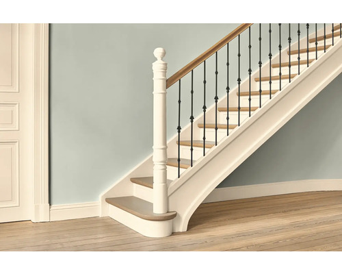 Escalier avec marches en bois, rampe blanche et barreaux en métal noir