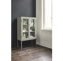 Vitrinenschrank mit Glastüren und Regalen im Wohnzimmer