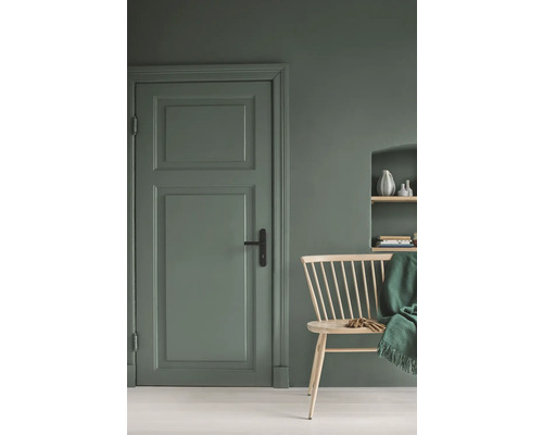 Zimmertür und Wand im gleichen Farbton, Holzstuhl mit Decke und kleines Wandregal