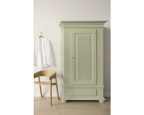 Laque Alpina Feine Farben Essence de la nature vert pastel doux 750 ml Armoire en bois vert de style vintage avec chaise en bois et chemise