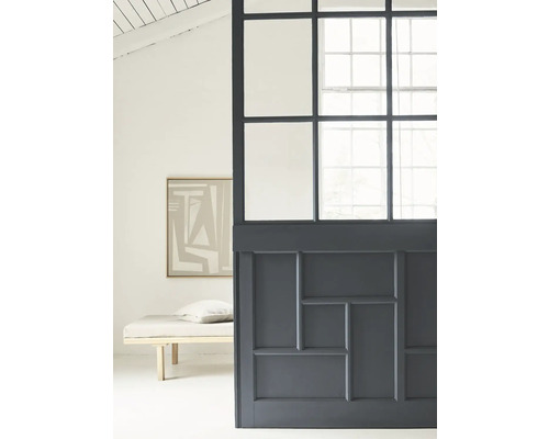 Aperçu d''une pièce avec une cloison en verre et en bois, ainsi qu''une chaise longue et une peinture