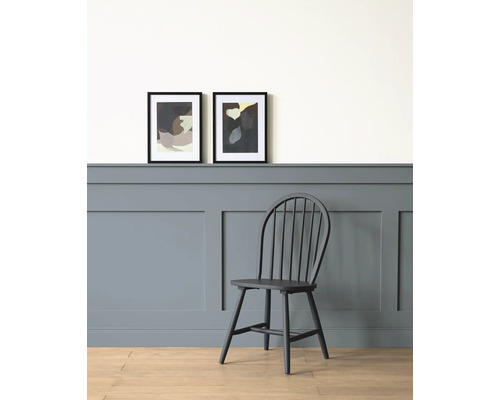 Szene mit zwei gerahmten abstrakten Bildern, einem Sprossenstuhl und einer Wandvertäfelung