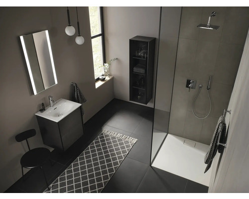 Salle de bains moderne avec douche, lavabo, miroir et serviette