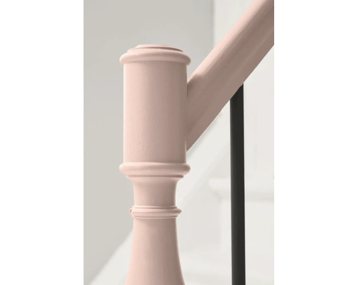 Gros plan d''une balustrade d''escalier avec poteau et main courante.