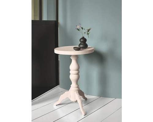 Laque Alpina Feine Farben Romantisme délicat rosé pastel doux 750 ml Table d''appoint décorative en bois avec des fleurs dans un vase