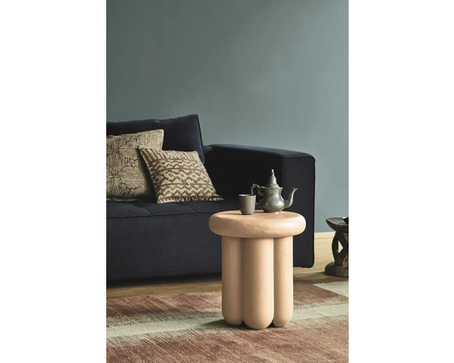 Wohnzimmer Szene mit Sofa, Kissen, Teekanne und Beistelltisch