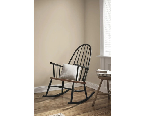 Fauteuil à bascule avec coussin dans une pièce lumineuse