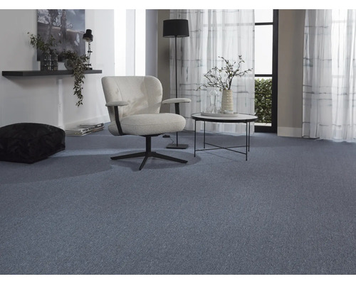 Salon avec moquette, fauteuil et table d''appoint