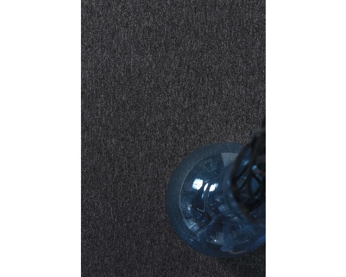 Nahaufnahme eines grauen Teppichs mit einer blauen Vase