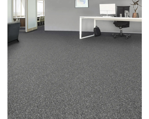 Espace de bureau avec moquette grise.