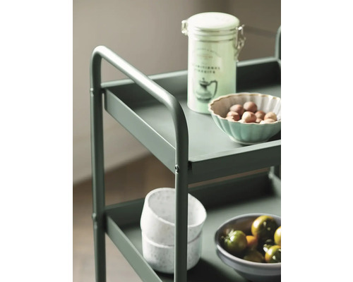 Servierwagen mit Geschirr und Lebensmitteln auf mehreren Ebenen