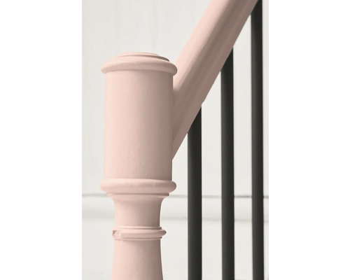 Detailaufnahme eines Treppengeländers mit Geländerpfosten und Geländerstäben.