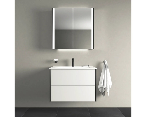 Salle de bains moderne avec meuble-lavabo, armoire de toilette avec éclairage, robinet et serviette