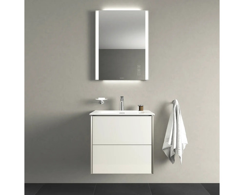 Modernes Badezimmer mit Waschbeckenunterschrank, Spiegel mit Beleuchtung und Handtuchhalter
