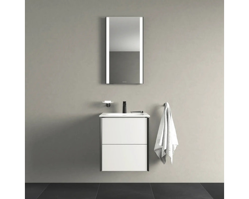 Salle de bain avec meuble sous-lavabo, miroir et serviette