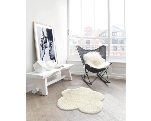 Salon lumineux avec tapis, fauteuil, banc et art décoratif