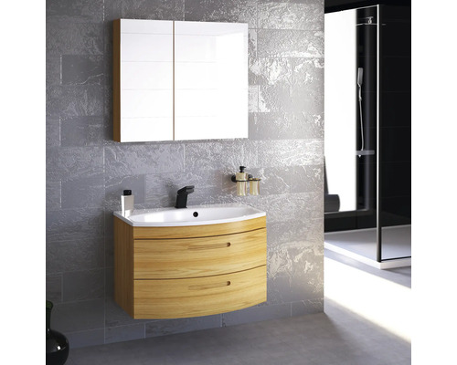 Modernes Badezimmer-Interieur mit Waschtischunterschrank, Spiegelschrank und Dusche.