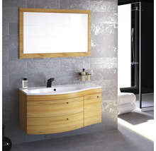 Badezimmer mit Waschtischunterschrank, Spiegel und Dusche