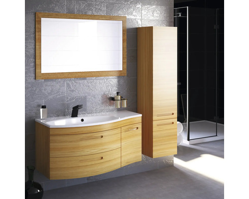 Salle de bains avec meuble-lavabo, miroir et armoire haute aspect bois et douche avec paroi arrière foncée