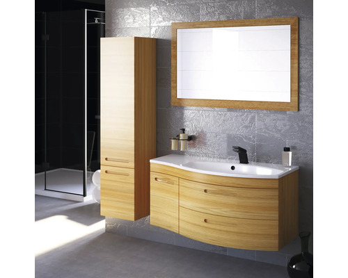 Badezimmer mit Waschtischunterschrank, Spiegelschrank und Duschkabine für ein helles und organisiertes Ambiente