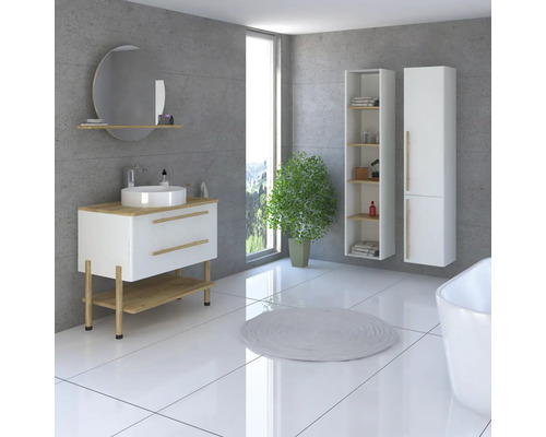 Salle de bain lumineuse avec meuble-lavabo, miroir, armoire de salle de bain et baignoire