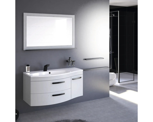 Salle de bains avec meuble sous-vasque, miroir et douche