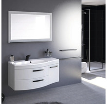 Salle de bains avec meuble sous-lavabo, miroir, robinet et douche