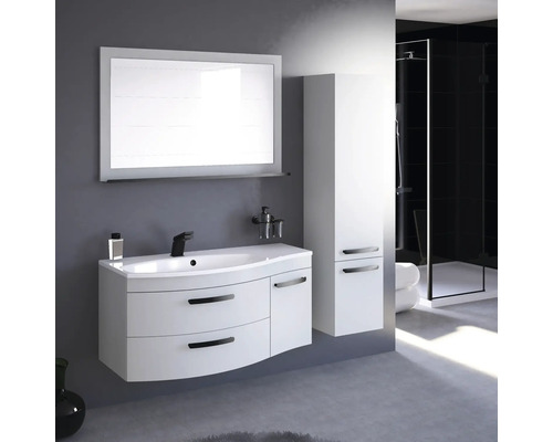 Salle de bains avec meuble sous-lavabo, armoire de toilette, armoire haute et douche