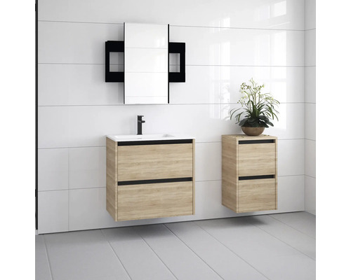 Salle de bain moderne avec lavabo, armoire de toilette et meuble bas aspect bois