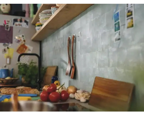 Scène de cuisine avec des aliments, des étagères et des ustensiles au mur