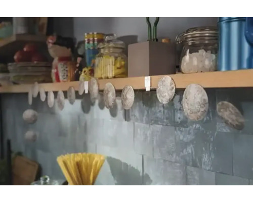 Guirlande de coquillages décorative sur un mur de cuisine