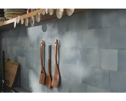 Scène de cuisine avec des cuillères de cuisine en bois sur le mur