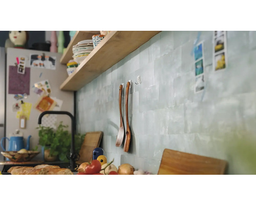 Helle Küche mit Regalen, Küchenutensilien und Lebensmitteln.