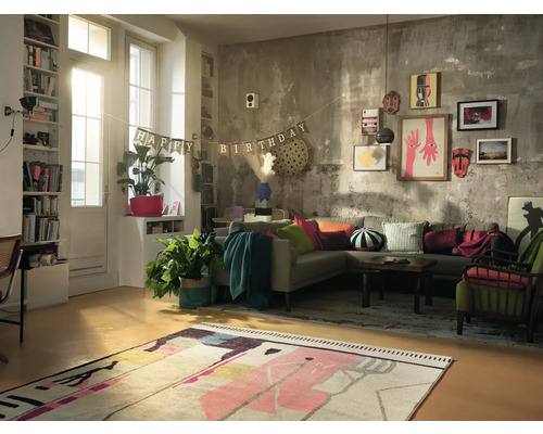 Wohnzimmer mit Sofa, Teppich und Geburtstagsdekoration