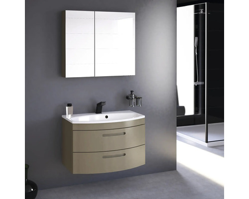 Badezimmer mit Waschtischunterschrank, Waschbecken, Spiegelschrank und Dusche