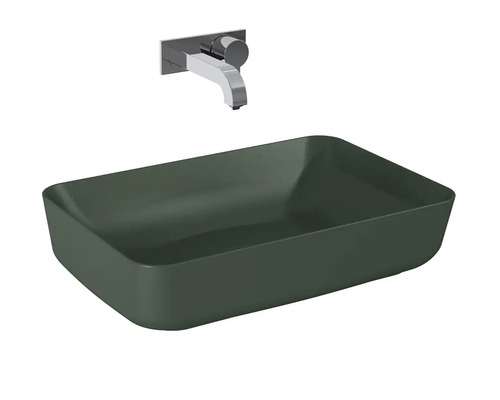 Vasque à poser et robinet mural dans la salle de bain