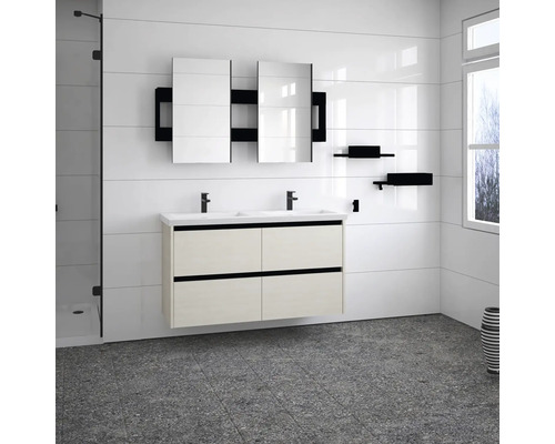 Salle de bains avec meuble sous-vasque, deux lavabos, deux armoires de toilette et des étagères.