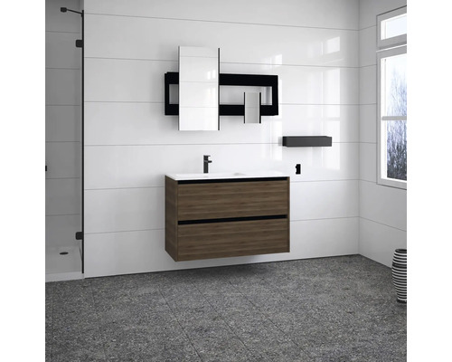 Salle de bain moderne avec meuble sous-lavabo, armoire de toilette et étagères.