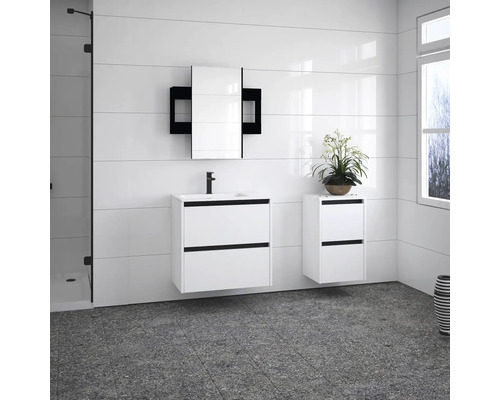 Badezimmer mit weißem Waschtisch, Spiegelschrank und Hochschrank