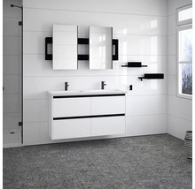 Modernes Badezimmer mit weißem Doppelwaschtisch und Spiegelschrank