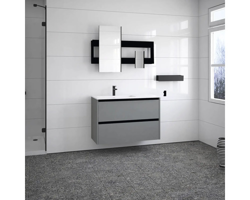 Modernes Badezimmer mit Waschbeckenunterschrank, Spiegelschrank und Fenster