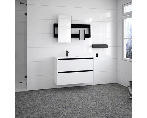 Badezimmer mit Waschtischunterschrank, Spiegelschrank und Regal