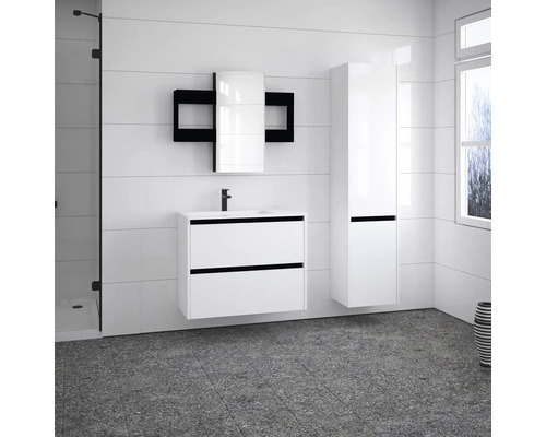 Badezimmer mit Waschtischunterschrank, Spiegelschrank, Hochschrank, Armatur, Dusche und Fenster