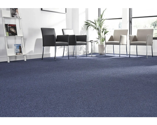 Moquette bleue dans une salle d''attente avec chaises et présentoir à magazines.