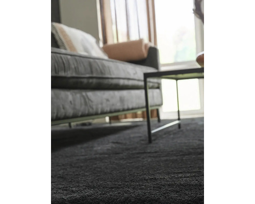 Gros plan d''un tapis gris dans un salon avec canapé et table