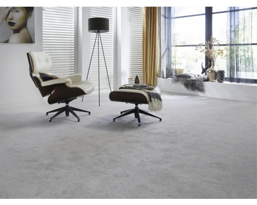 Salon avec moquette, fauteuil et lampadaire