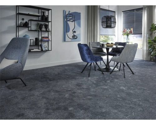 Salon moderne avec moquette, table à manger et chaises, et étagère